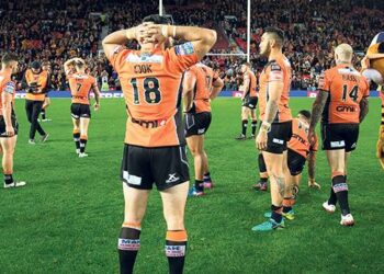 Castleford Tigers are in talks over a deal to sign Featherstone Rovers forward